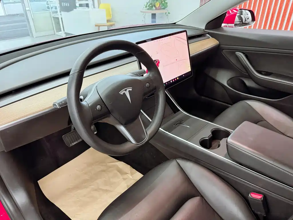 Tesla Model 3 — миниатюра 15