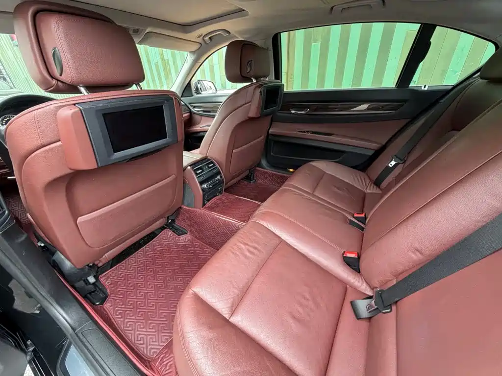 BMW 7 Series — миниатюра 8