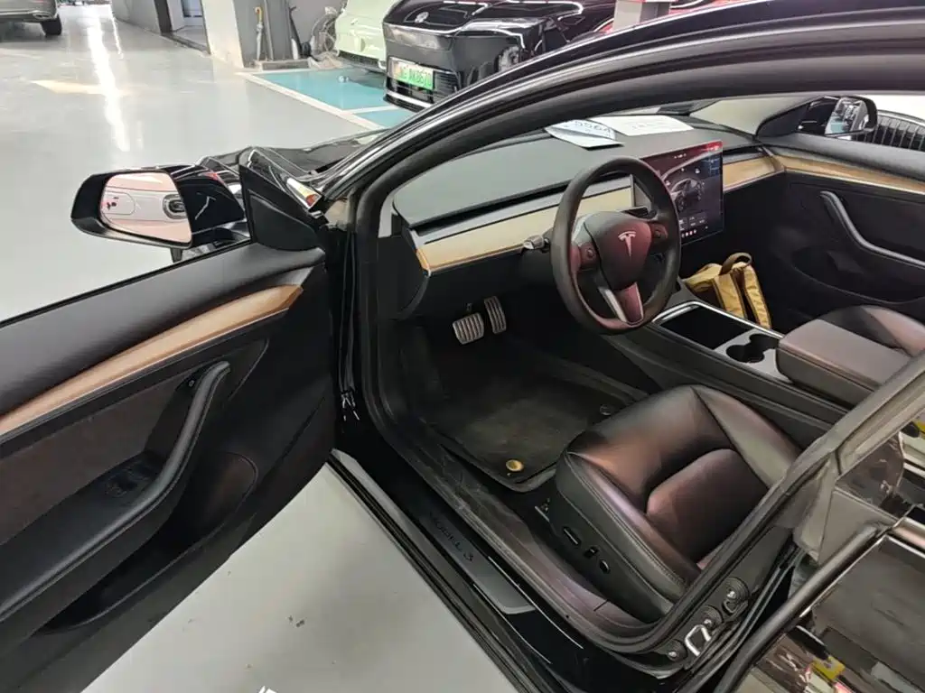Tesla Model 3 — миниатюра 16