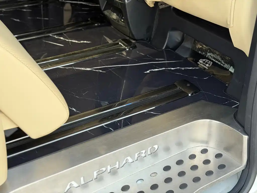Toyota Alphard — миниатюра 16
