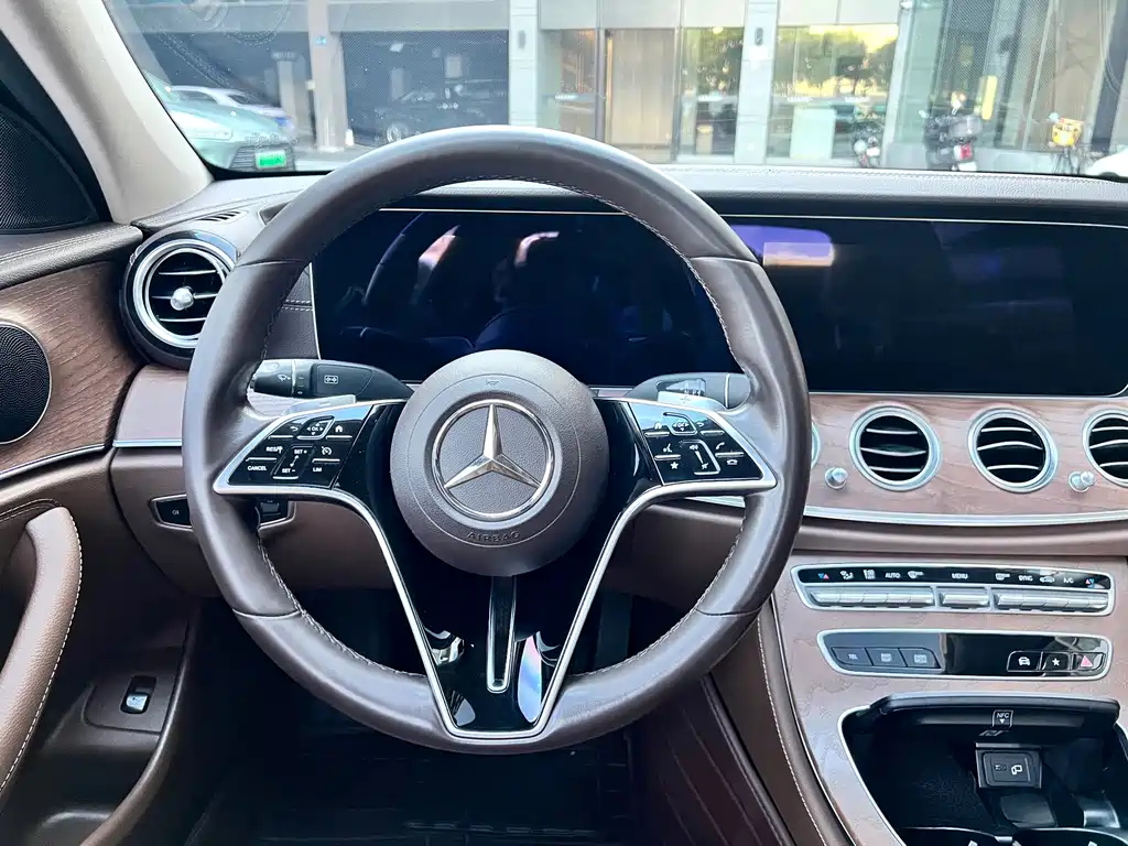 Mercedes-Benz E-Class — миниатюра 5