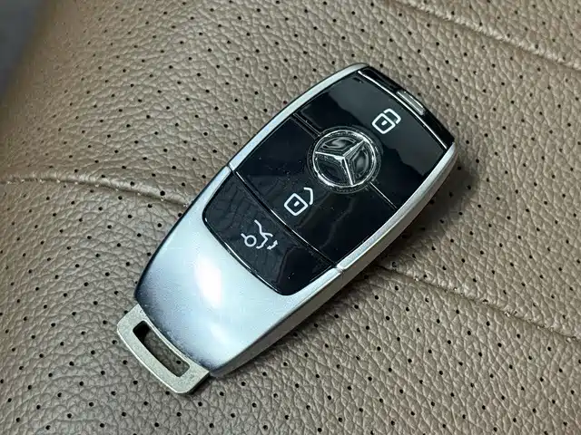 Mercedes-Benz E-Class — миниатюра 6