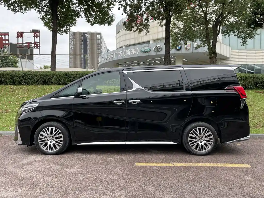 Toyota Alphard — миниатюра 3