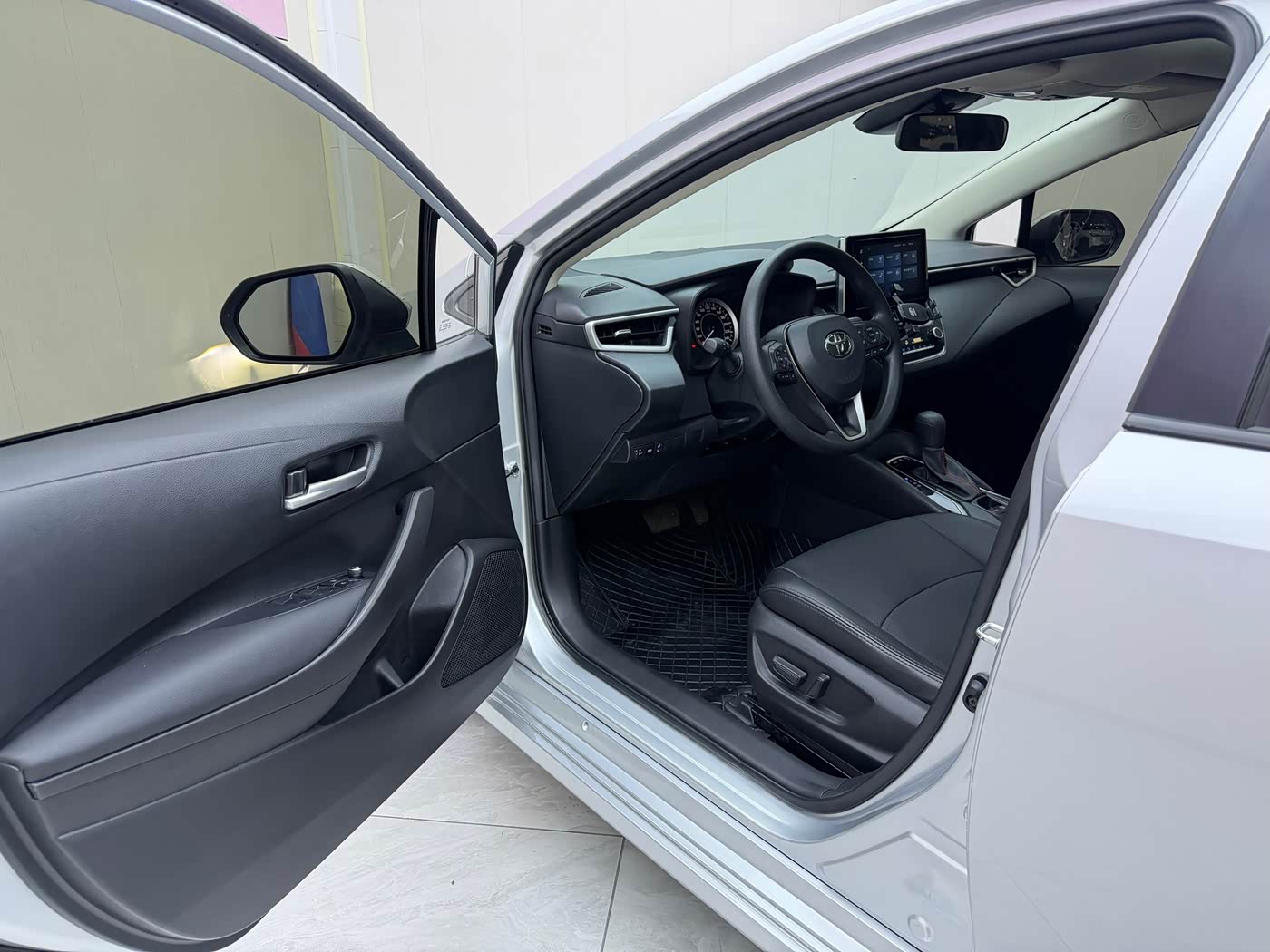 Toyota Corolla 1.2 л 2022 г. Серебристо-серый, пробег 23100 км