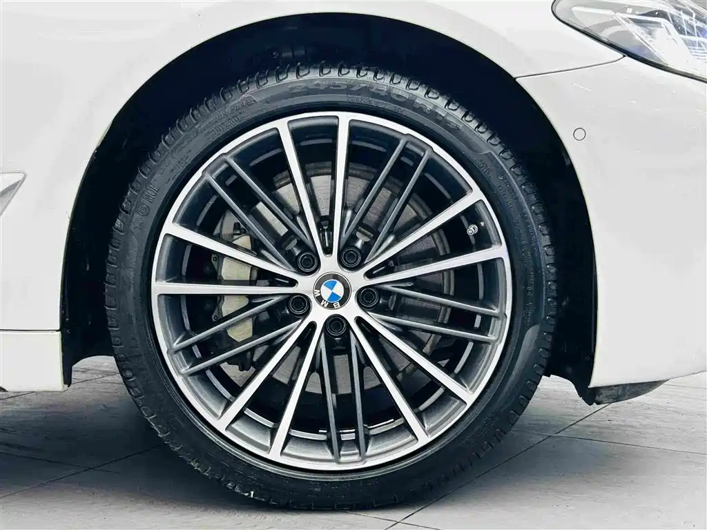 BMW 5 Series — миниатюра 10