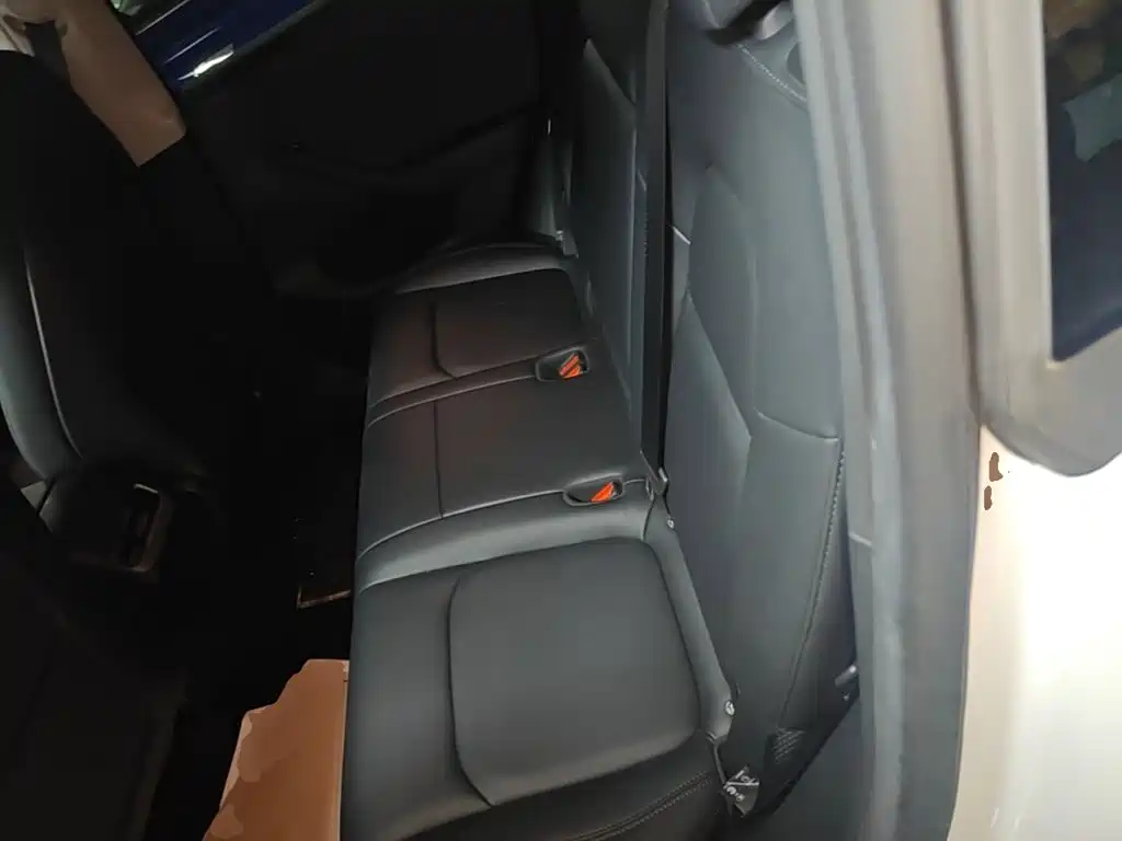 Tesla Model Y — миниатюра 17