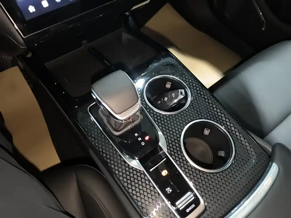 Hongqi Hongqi HS3 PHEV — миниатюра 14