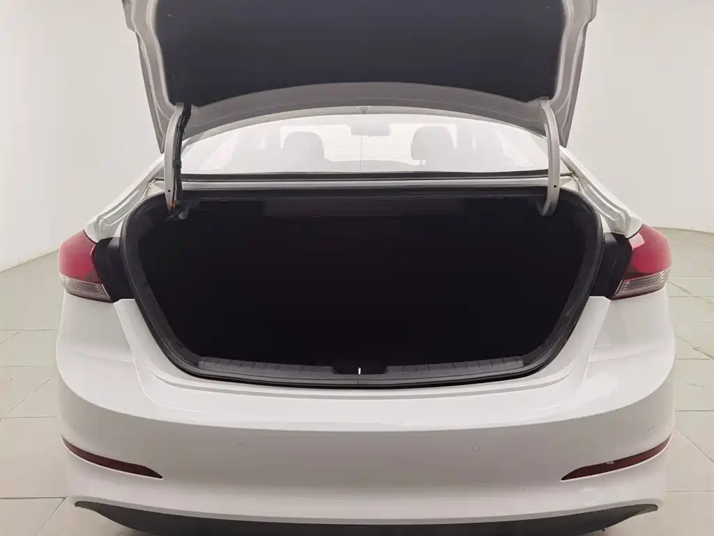 Hyundai Elantra — миниатюра 16