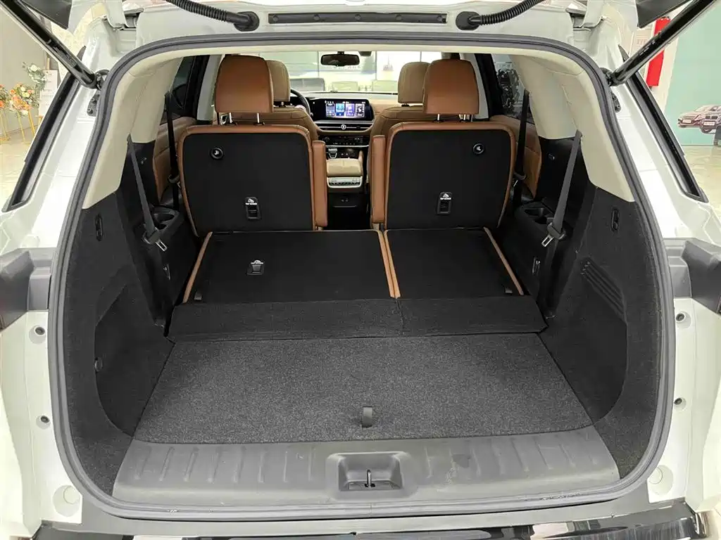 NISSAN EXPLORING THE LAND