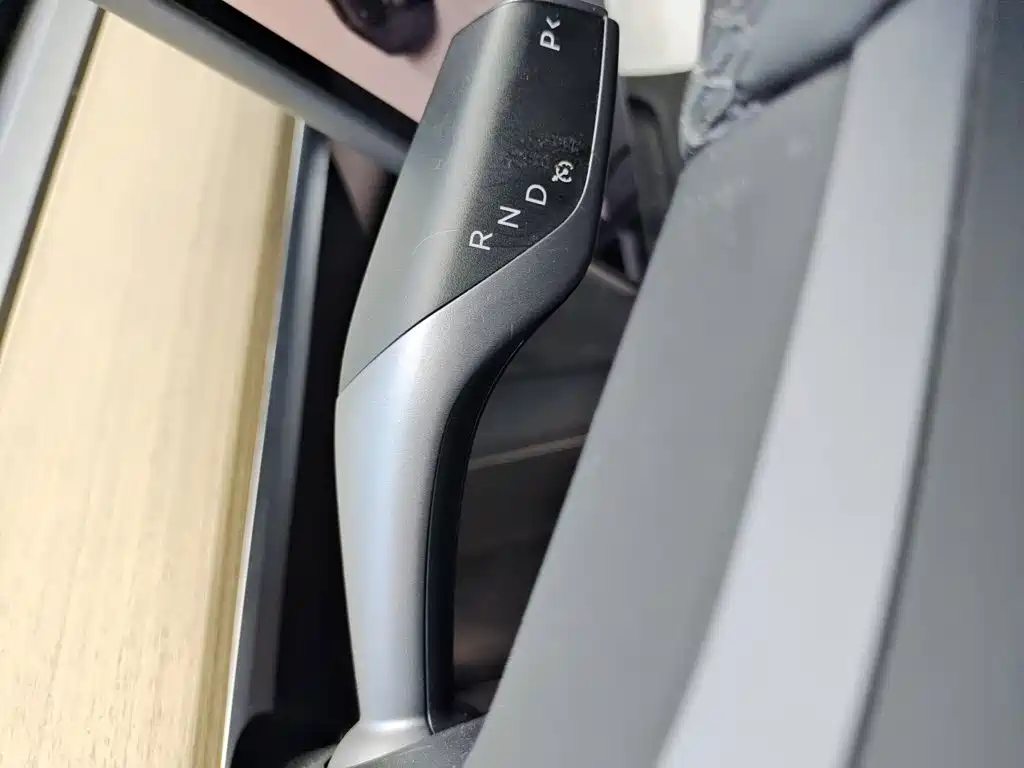 Tesla Model Y — миниатюра 12