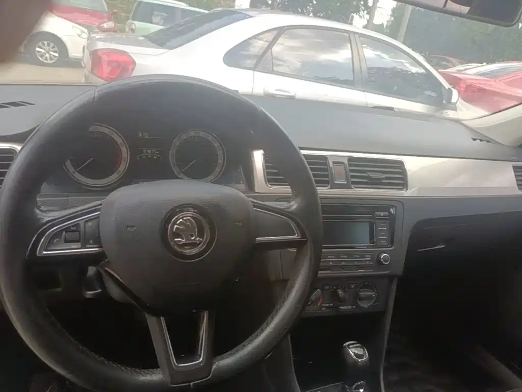 Skoda Rapid — миниатюра 10
