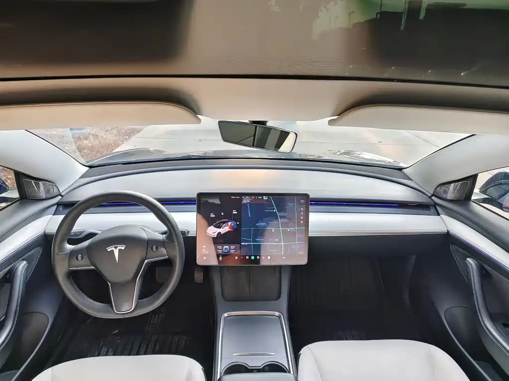 Tesla Model 3 — миниатюра 5