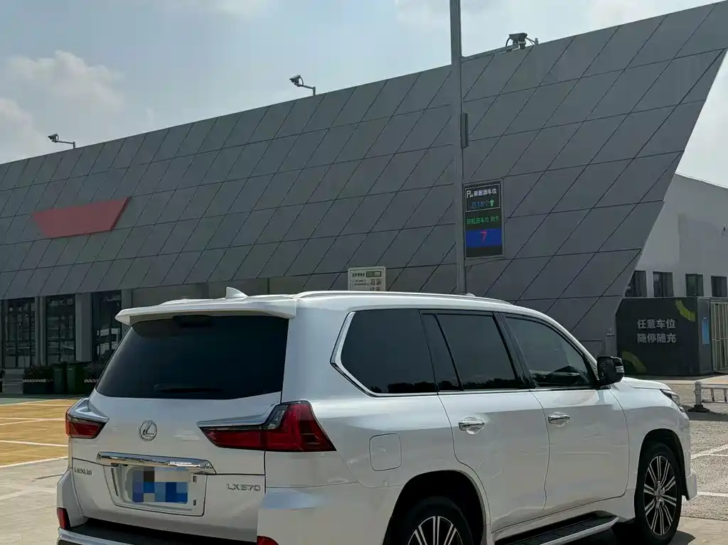Lexus LX — миниатюра 5