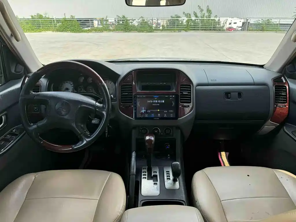 Mitsubishi Pajero — миниатюра 4