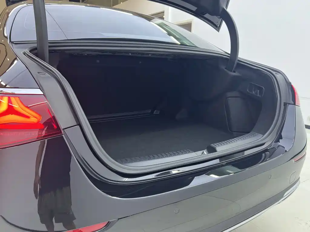 Mercedes-Benz E-Class — миниатюра 11
