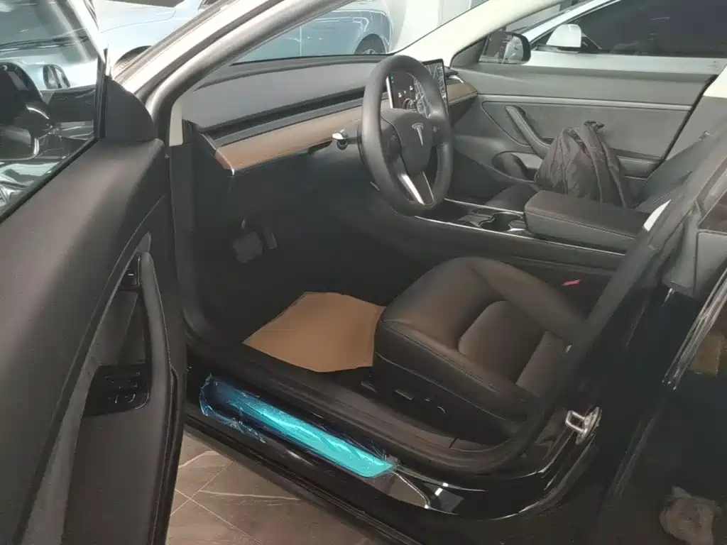 Tesla Model 3 — миниатюра 16