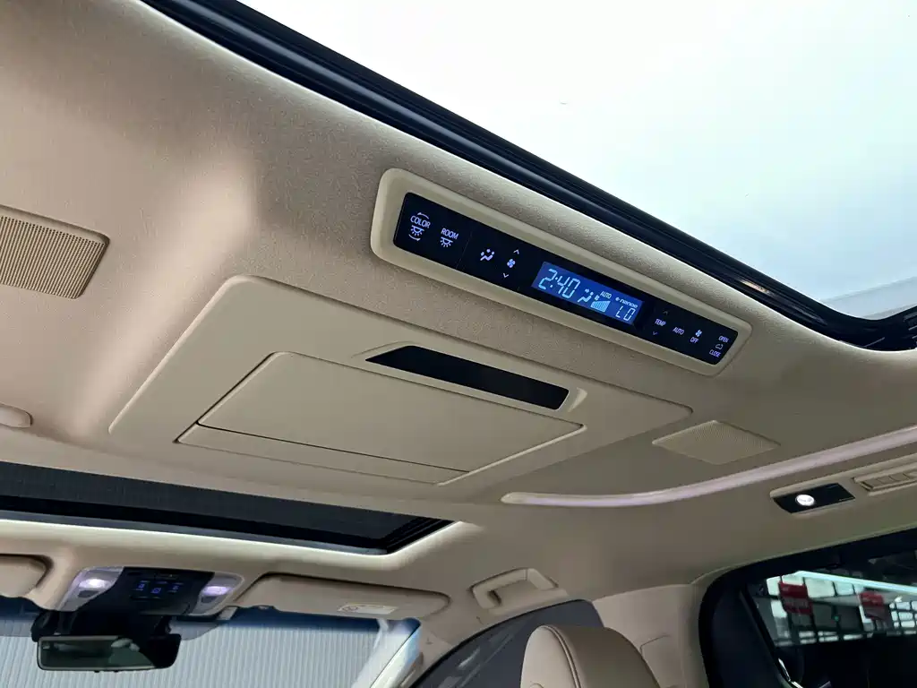 Toyota Alphard — миниатюра 19