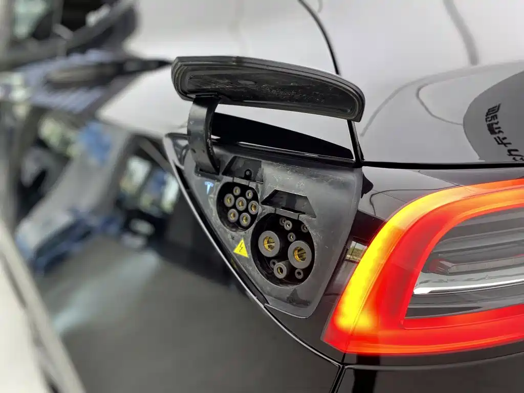 Tesla Model Y — миниатюра 7