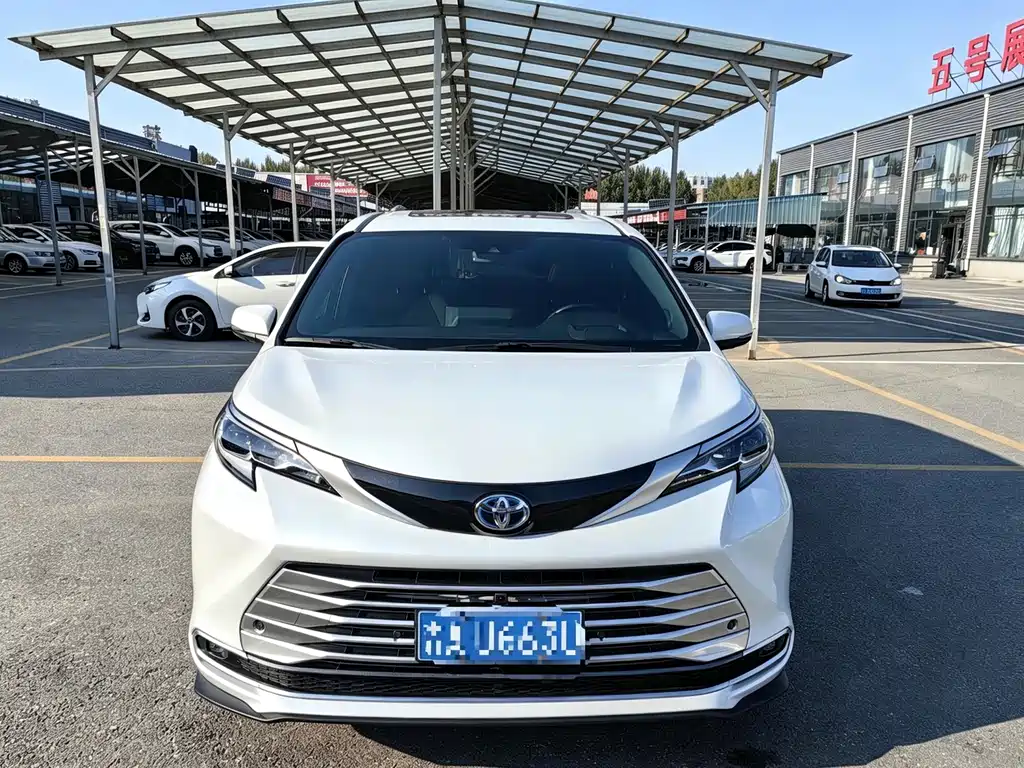 Toyota Sienna — миниатюра 2