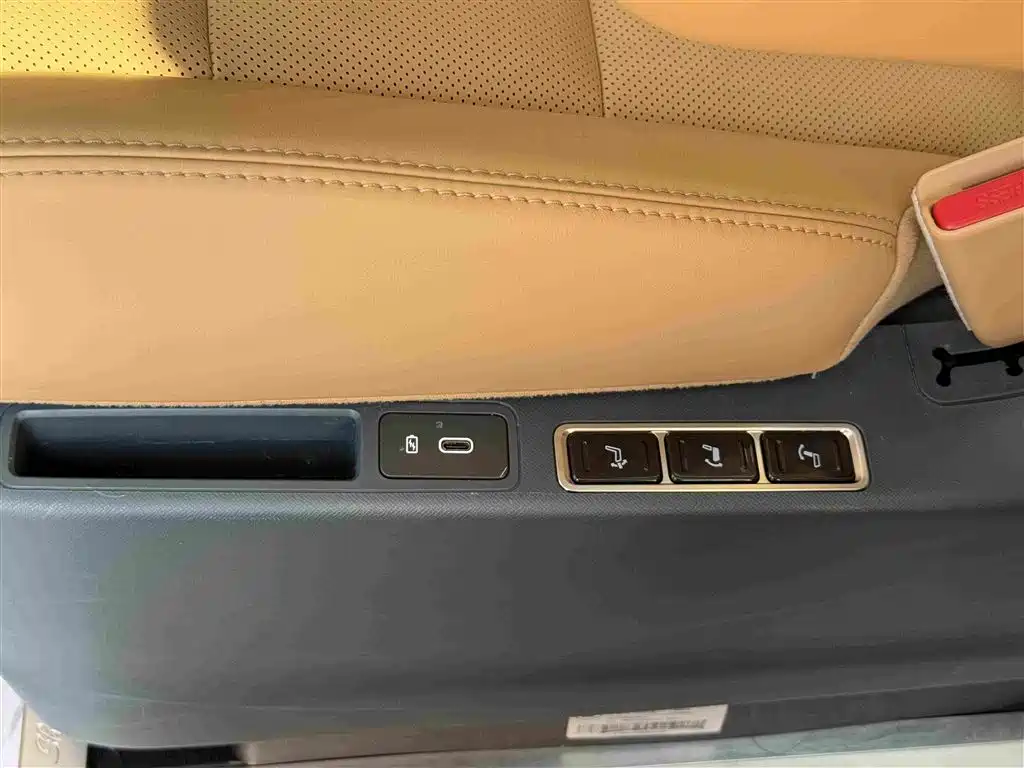 GAC Motor Trumpchi E8 PHEV — миниатюра 20