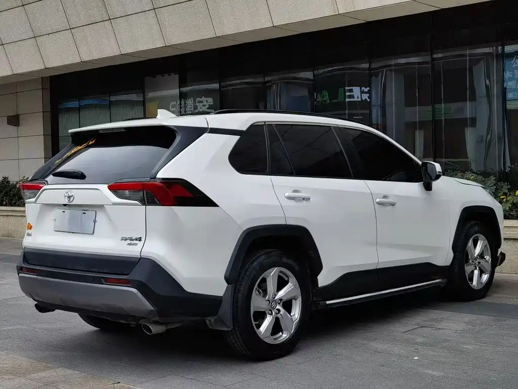 Toyota RAV4 — миниатюра 5