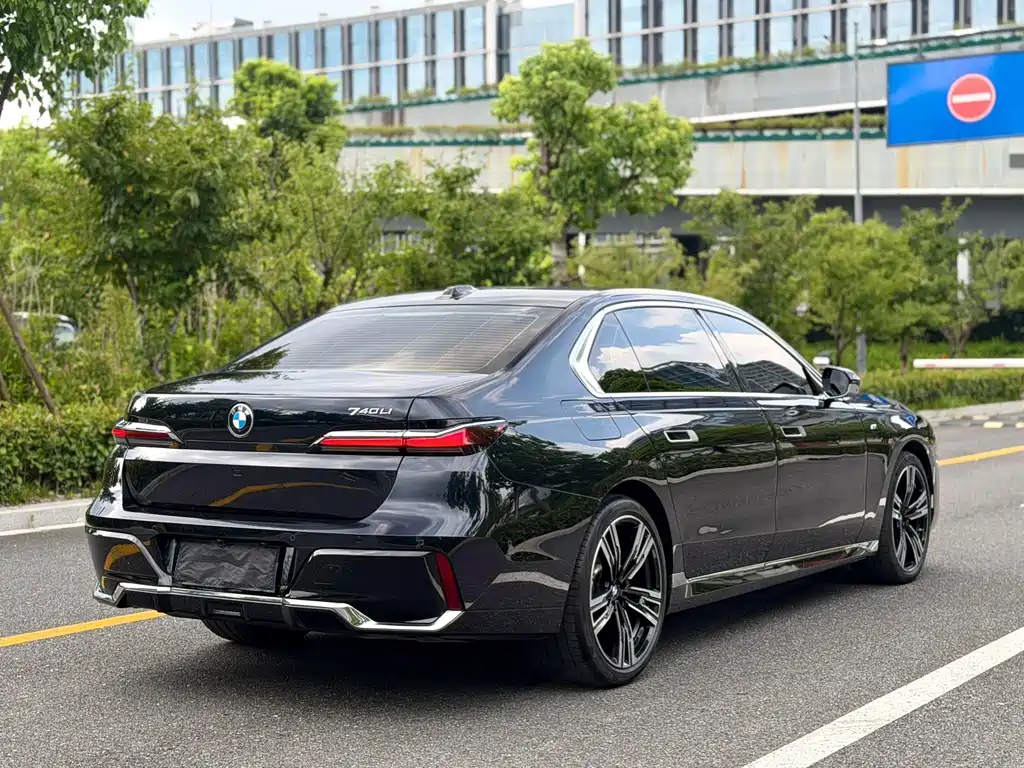 BMW 7 Series — миниатюра 5