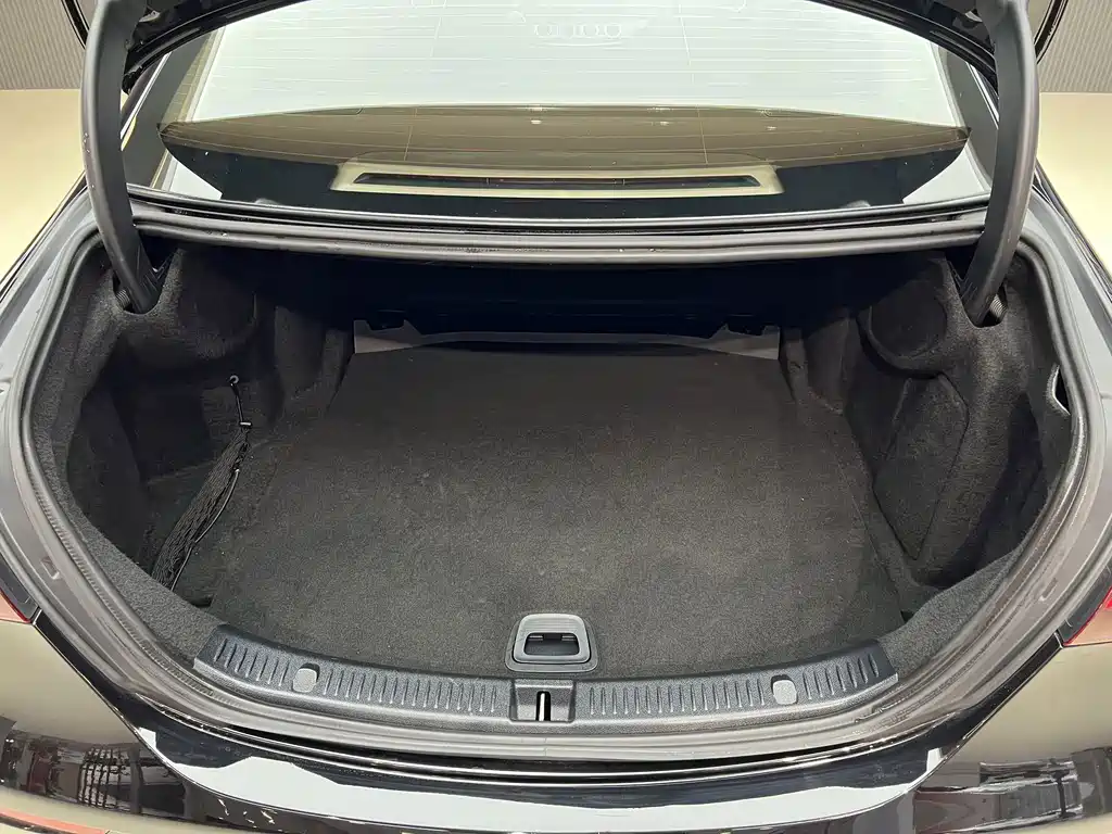 Mercedes-Benz E-Class — миниатюра 19