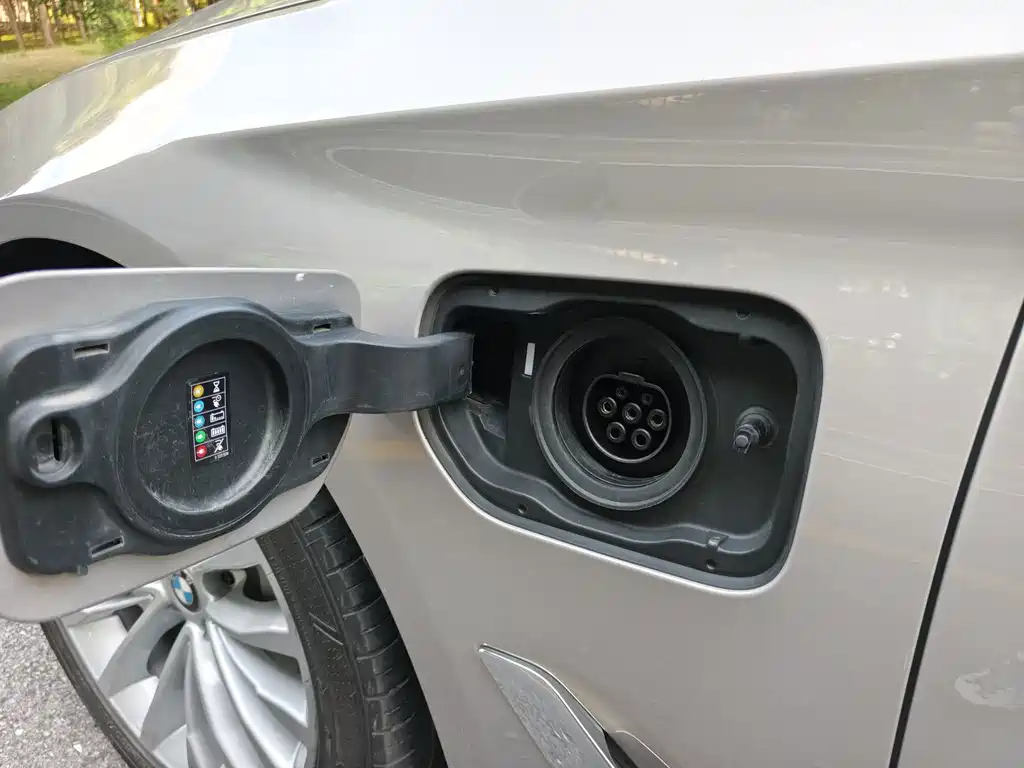 BMW 5 Series New Energy — миниатюра 6