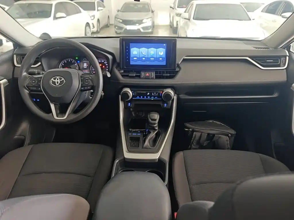 Toyota RAV4 — миниатюра 10