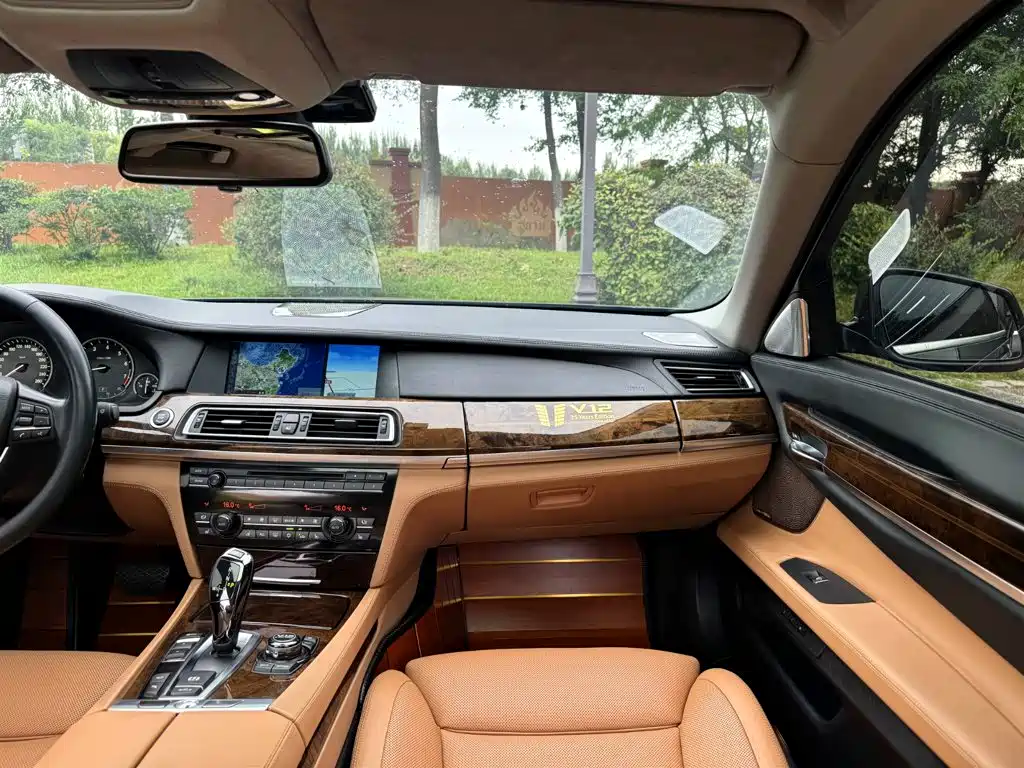 BMW 7 Series — миниатюра 13