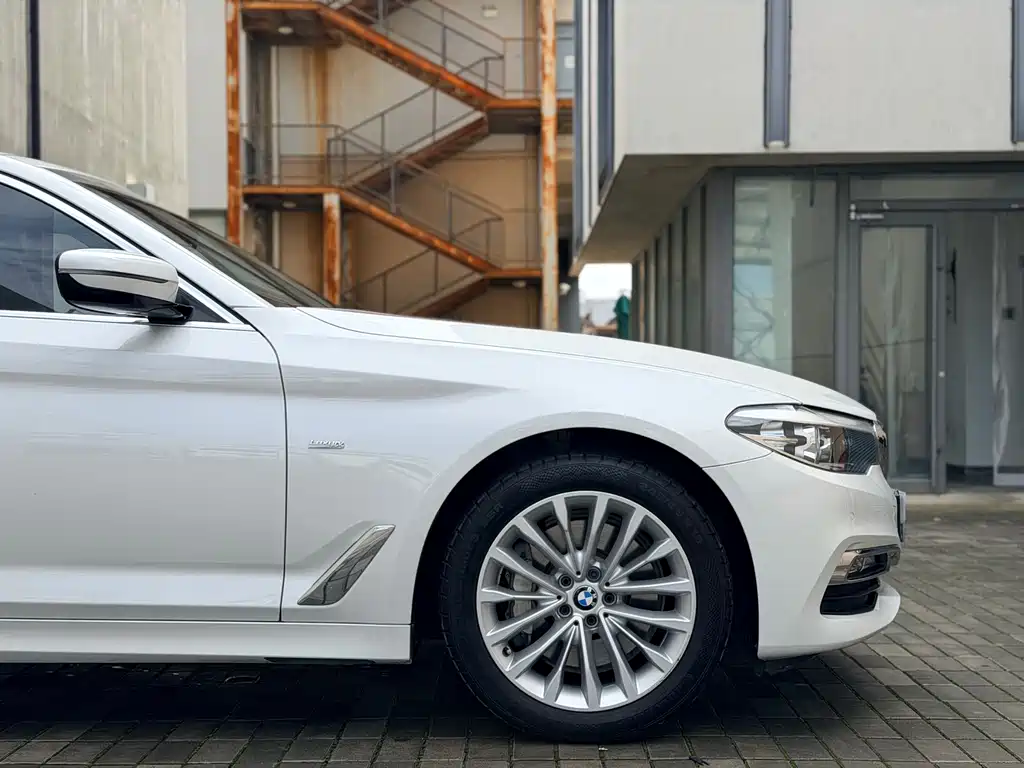 BMW 5 Series — миниатюра 10