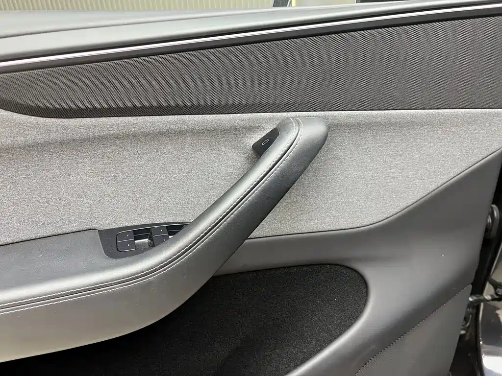 Tesla Model Y — миниатюра 9