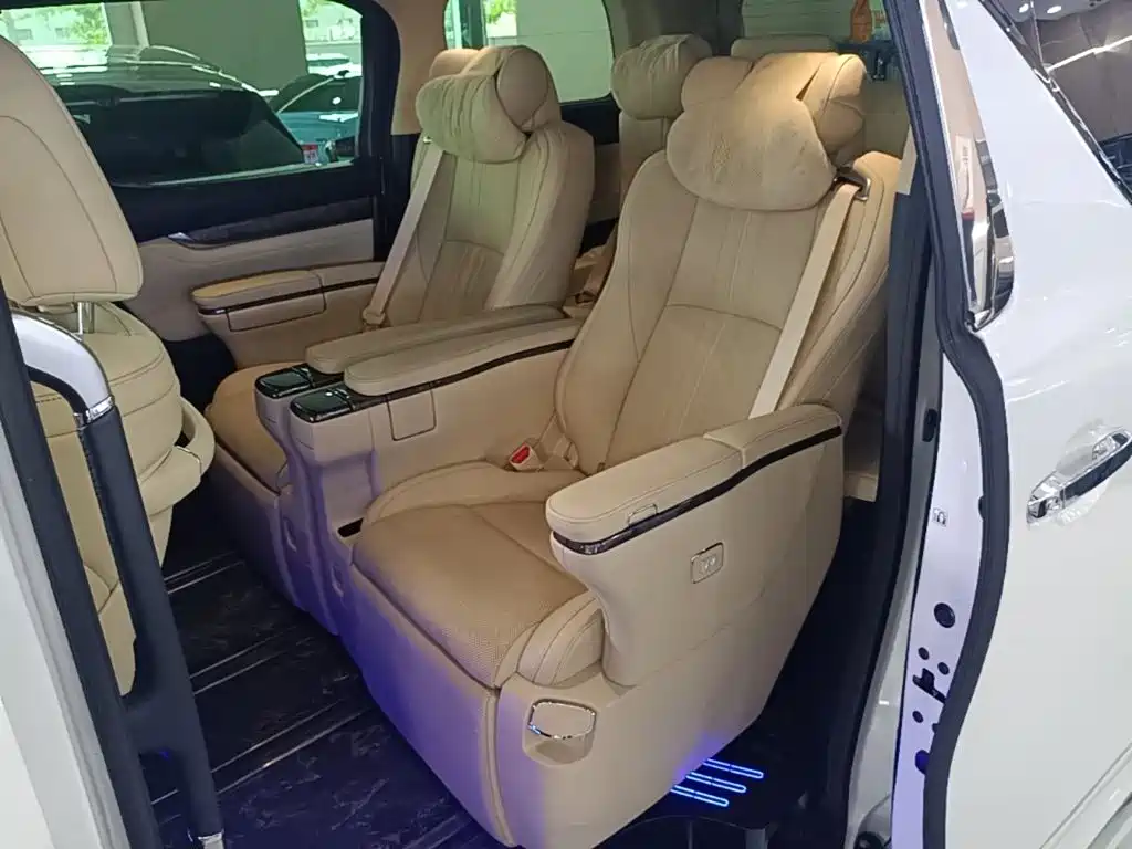 Toyota Alphard — миниатюра 17