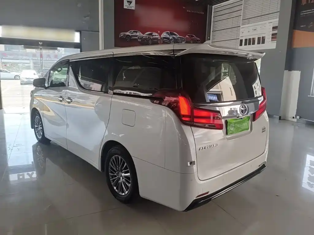 Toyota Alphard — миниатюра 5