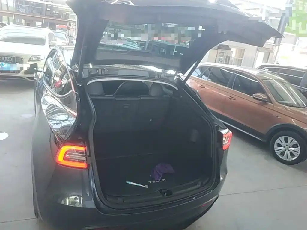 Tesla Model Y — миниатюра 19
