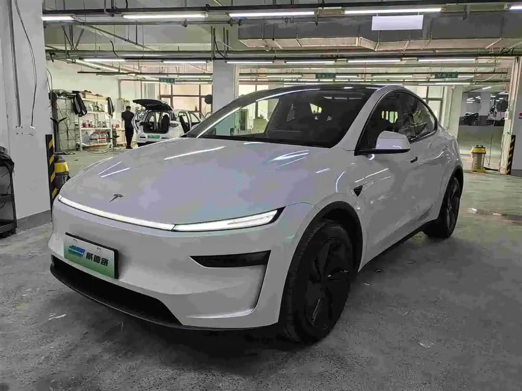 Tesla Model Y 2025