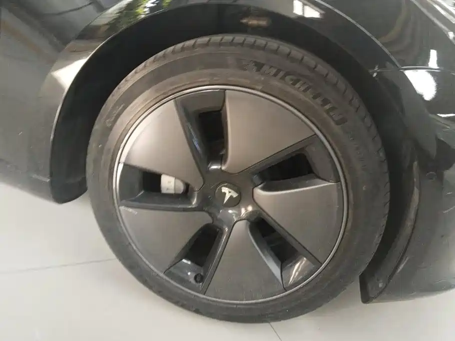 Tesla Model 3 — миниатюра 6
