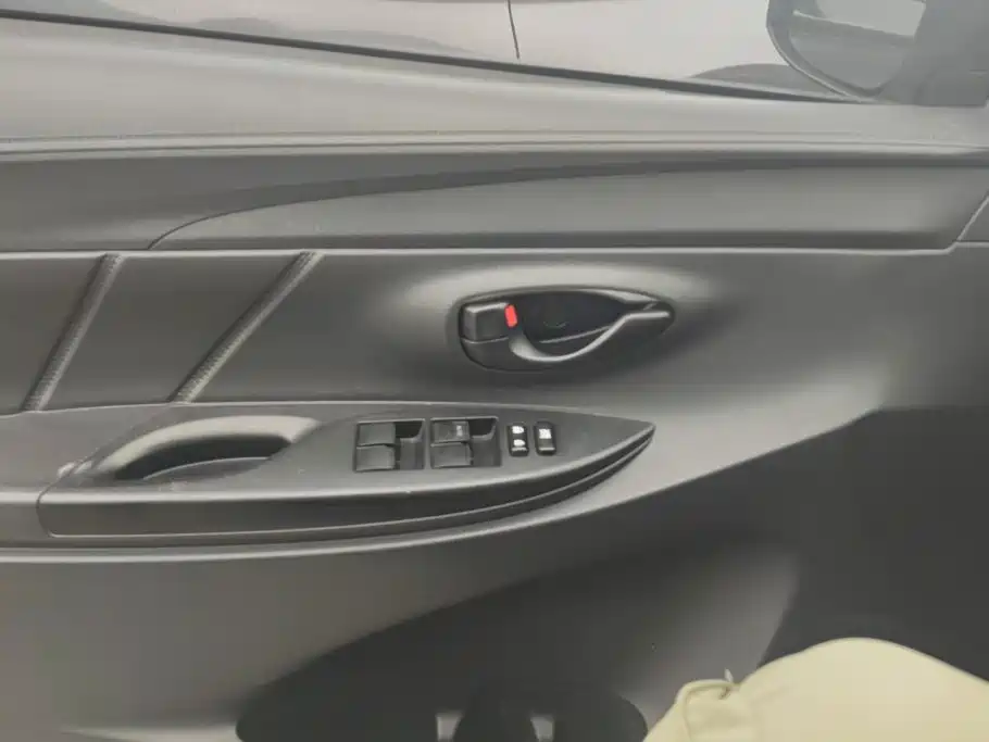 Toyota Yaris L — миниатюра 7