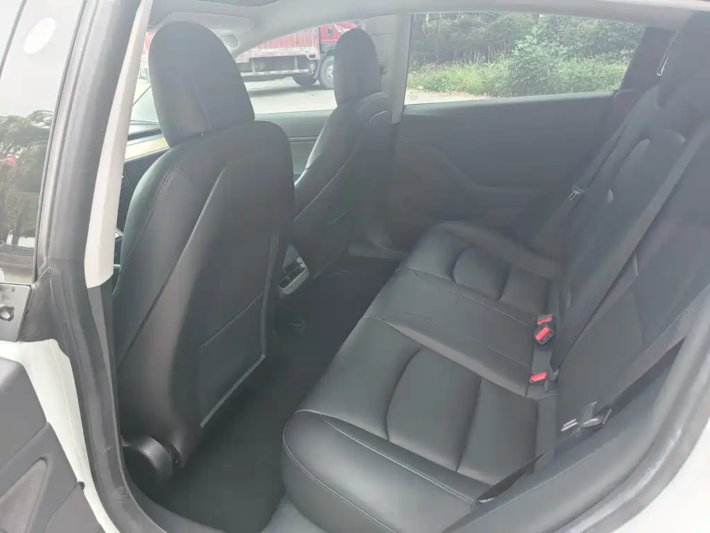 Tesla Model 3 — миниатюра 7