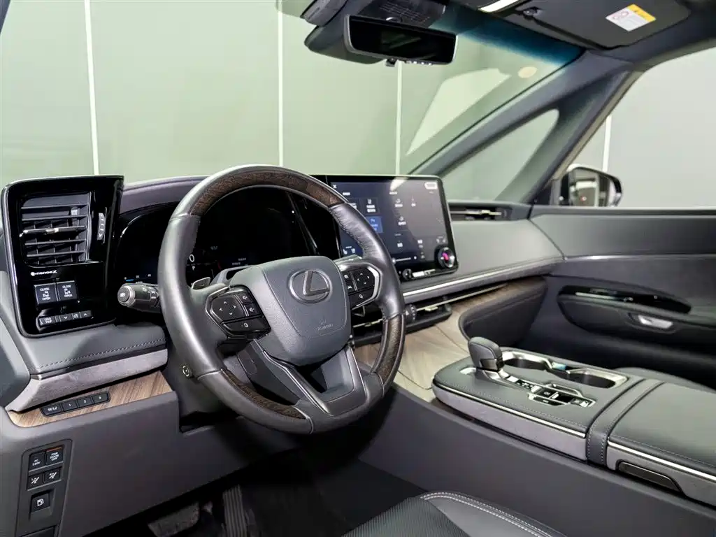 Lexus LM 2023 500h мест