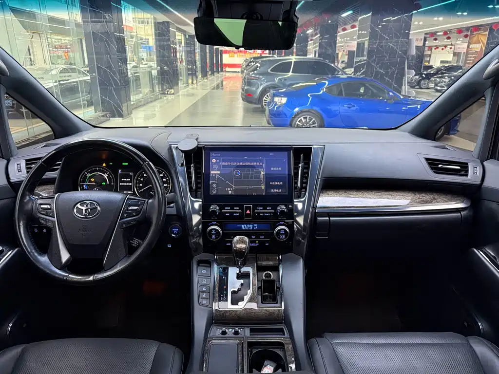 Toyota Alphard — миниатюра 13