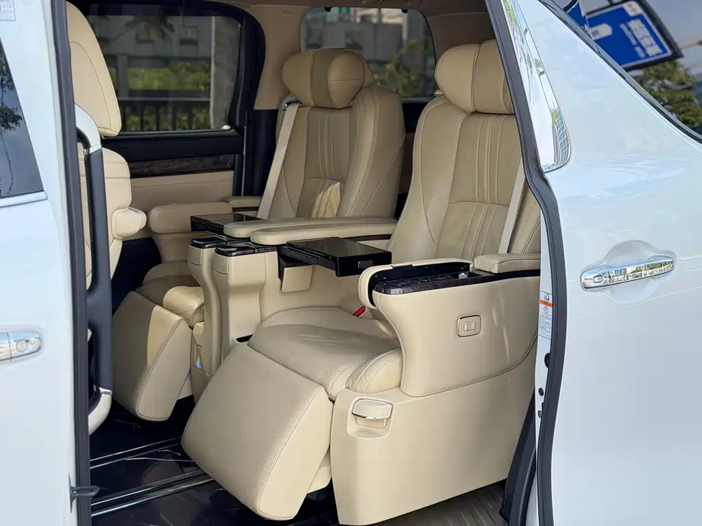 Toyota Alphard — миниатюра 9