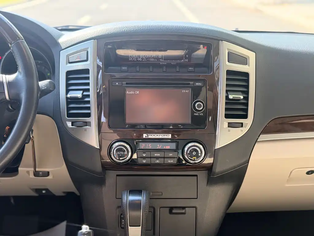 Mitsubishi Pajero (Import) — миниатюра 11