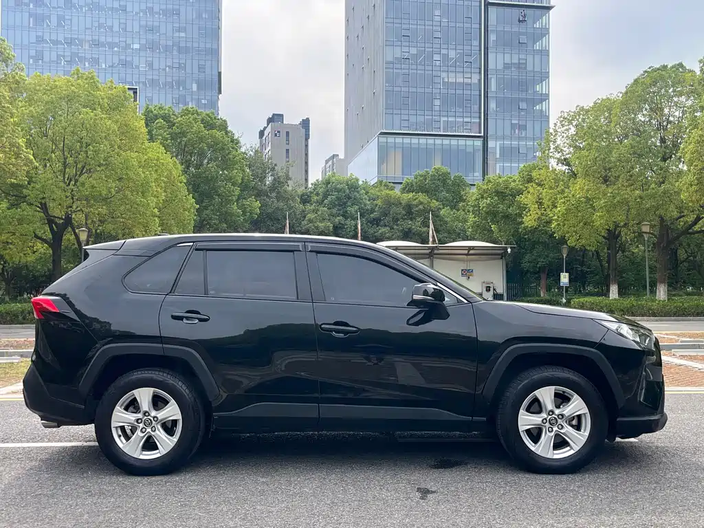 Toyota RAV4 — миниатюра 7