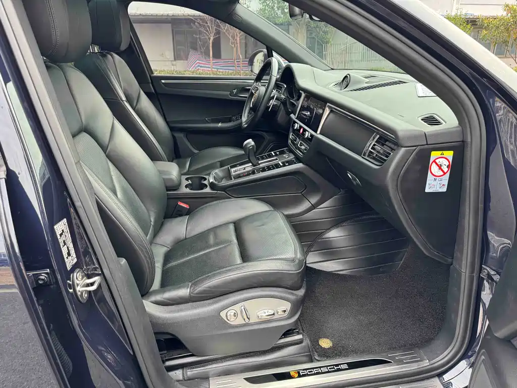 PORSCHE MACAN
