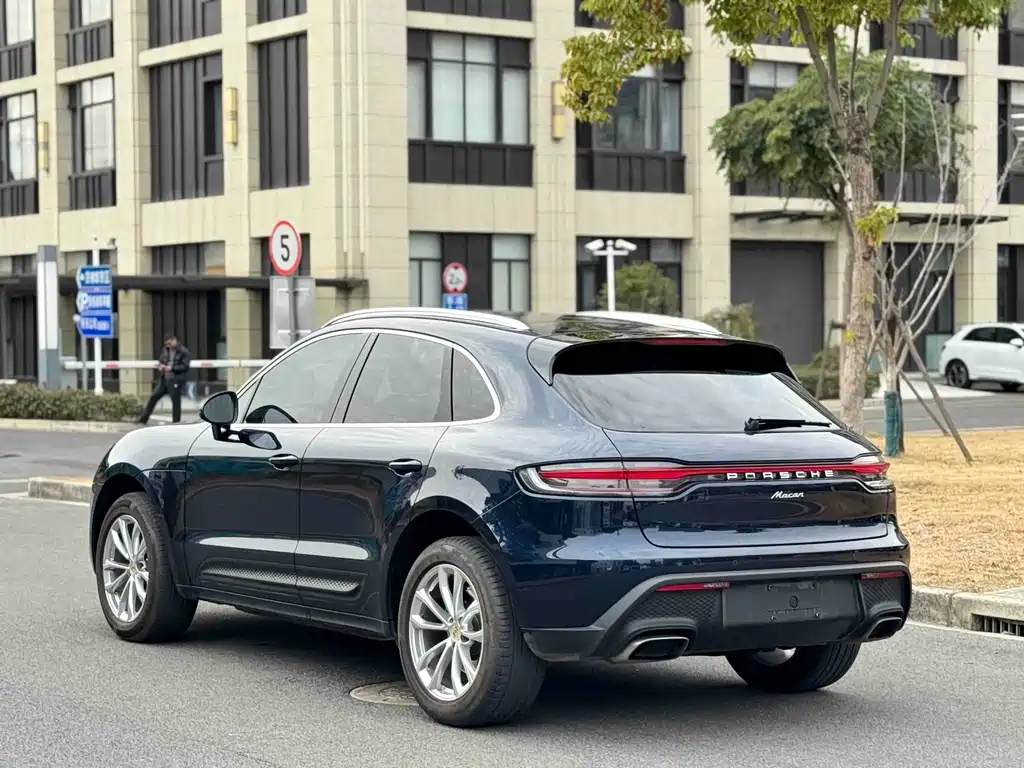 PORSCHE MACAN