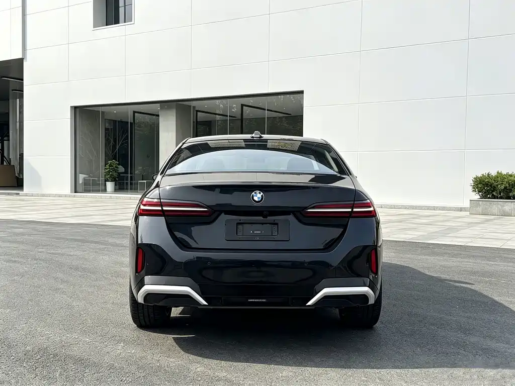 BMW 5 Series — миниатюра 13