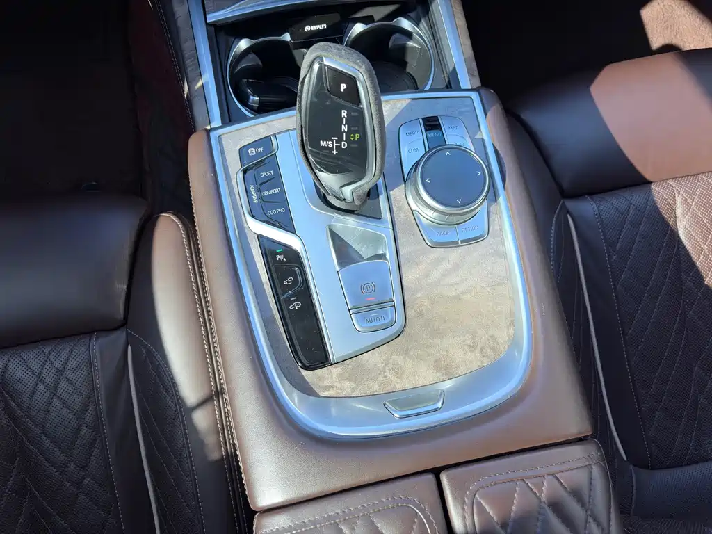 BMW 7 Series — миниатюра 10