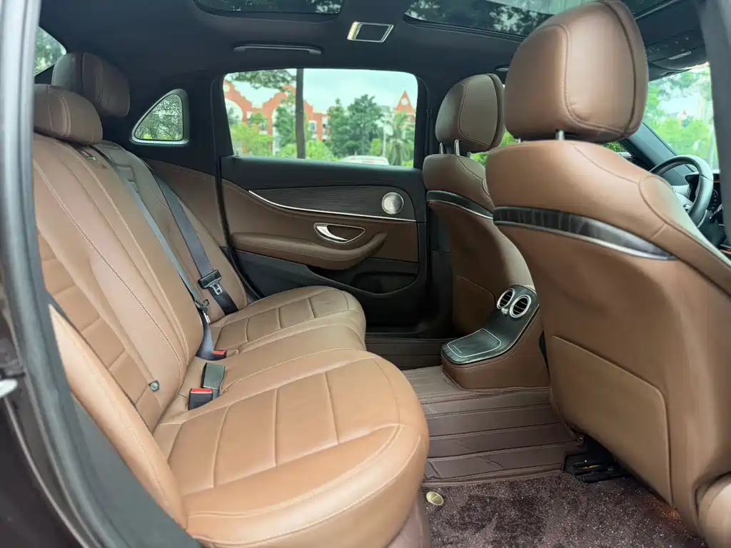 Mercedes-Benz E-Class — миниатюра 13