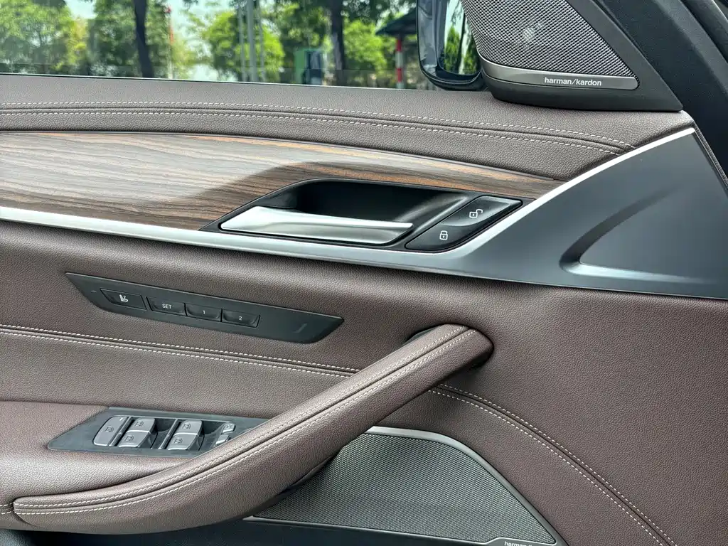 BMW 5 Series — миниатюра 11